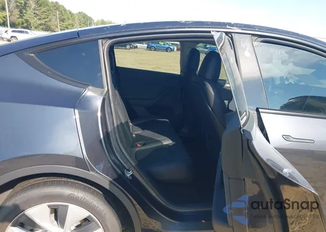 2024 Tesla Model Y Long Range Dual Motor All-Wheel Drive z USA, uszkodzony, nr VIN 7SAYGDEE8RA252314